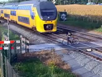 VIDEO. Fietser ontsnapt op het nippertje aan aanstormende trein in Nederland
