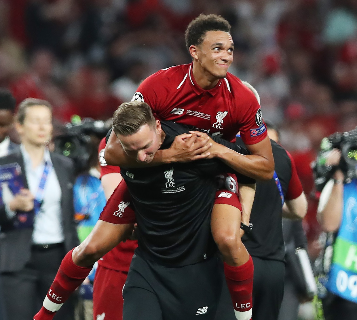 Pepijn Lijnders viert de Champions League-winst van Liverpool vorig jaar, samen met Trent Alexander-Arnold. Beeld Getty Images