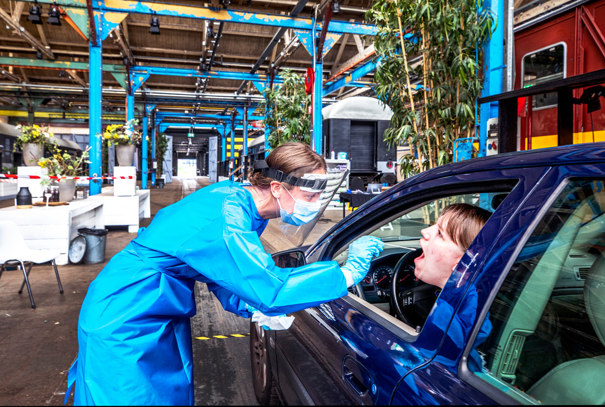 De Rijtuigenloods in Amersfoort dient momenteel als coronateststraat. Beeld Raymond Rutting / de Volkskrant