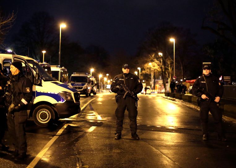 Duitse politie voor het stadion in Hannover vorige week. Beeld ap