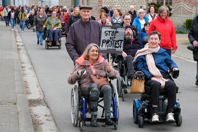 Als protest tegen actiecomité Red Melsbroek kwamen 250 mensen, waaronder tientallen MS-patiënten in een rolstoel, de straat op. Ze hekelen dat tegenstanders de nieuwbouw van het MS Center tegenhouden.