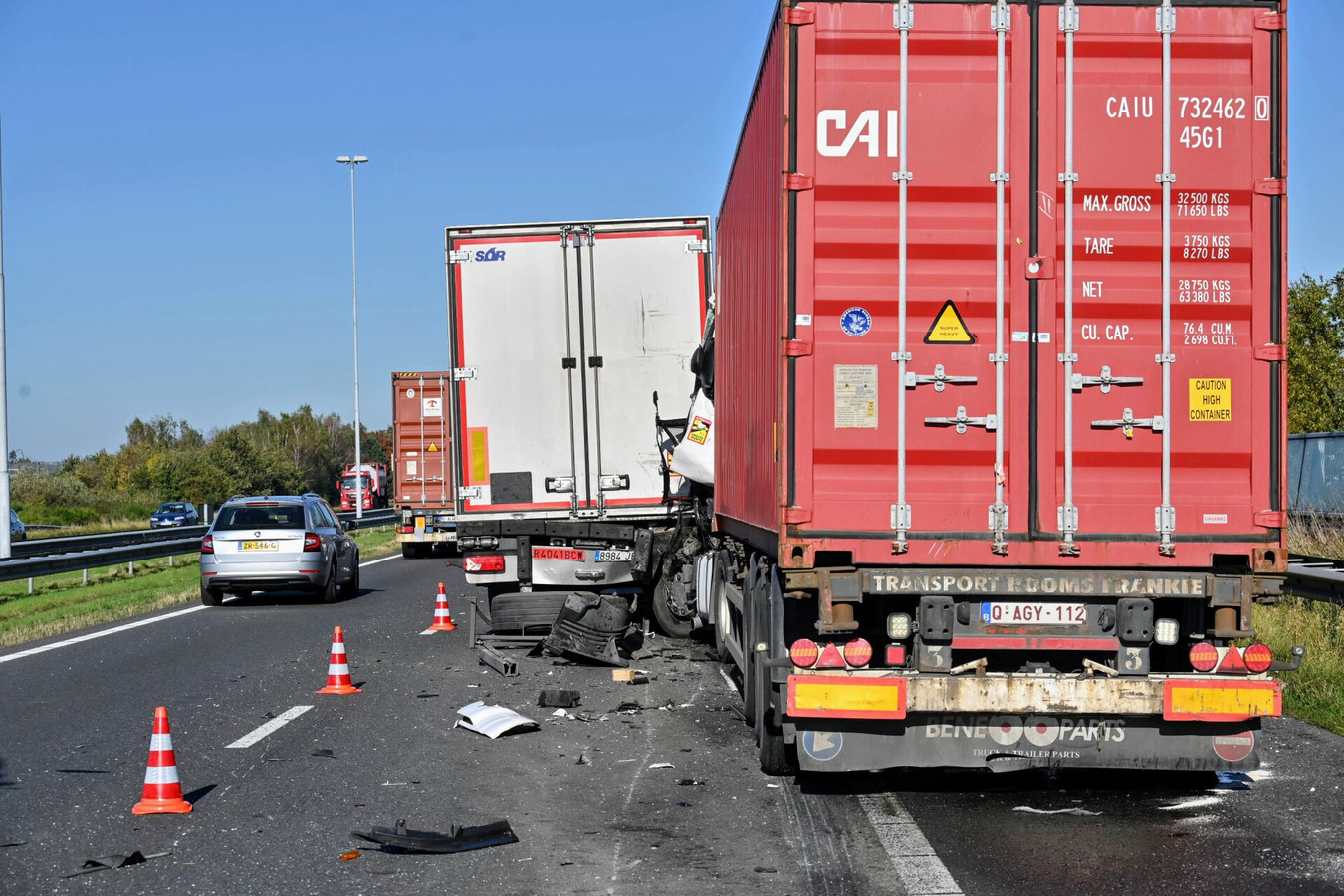 Ongeluk met meerdere vrachtwagens op A16.