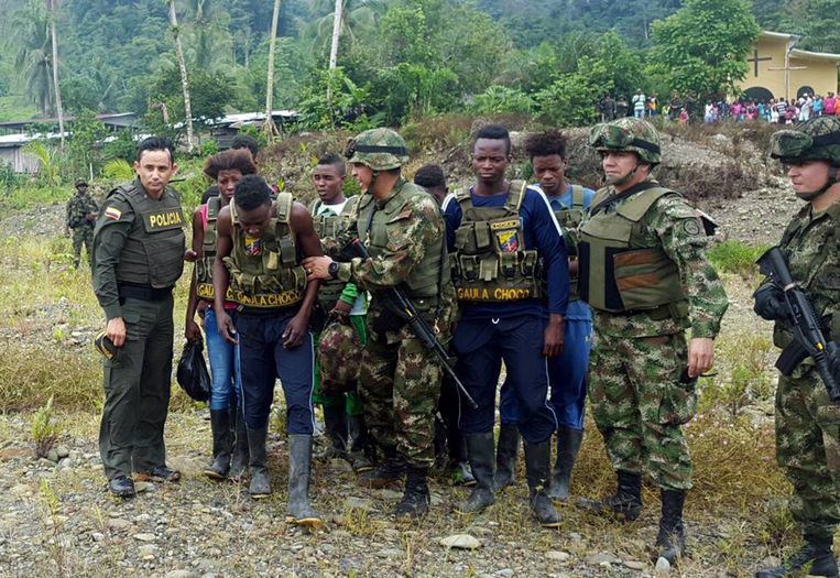 Leden van de Colombiaanse politie en het leger met acht mensen die zijn bevrijd uit de handen van het National Liberation Army (ELN). De foto is afkomstig van het Colombiaanse leger. Het ELN heeft vermoedelijk ook de Nederlandse televisiemaker Derk Bolt en een cameraman ontvoerd. EPA/Colombian Army  Beeld EPA