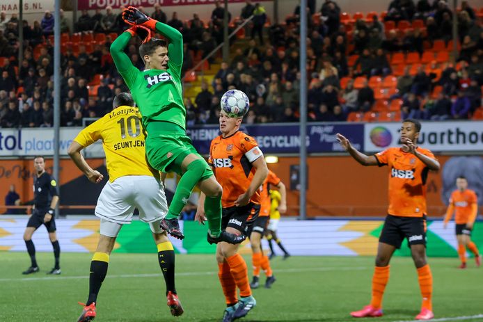 Een fout van Volendam-keeper Stankovic levert geen treffer op na interventie van Bas Nijhuis.