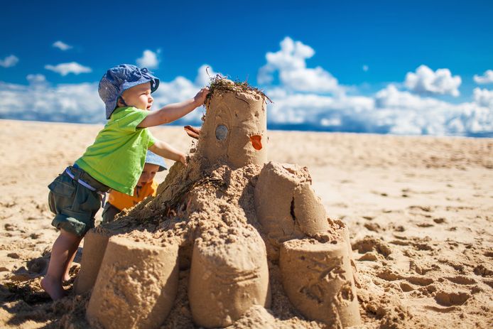 In principe is het enige dat je deze zomervakantie nodig hebt om een zandkasteel te maken het volgende: water en… zand. Het water houdt de zandkorrels mooi bij elkaar.