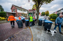In Glanerbrug haalt Twente Milieu samen met vrijwilligers oudpapier op.