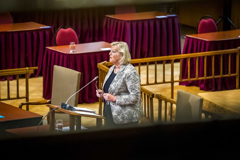 Demissionair Staatssecretaris Ankie Knol  tijdens het tweeminutendebat in de Tweede Kamer over de situatie in Afghanistan. Beeld ANP