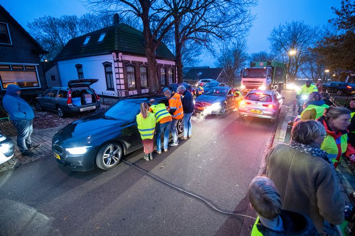 Ludieke actie door bewoners van Rijnsaterwoude door het sluipverkeer op te houden en koffie aan te bieden.