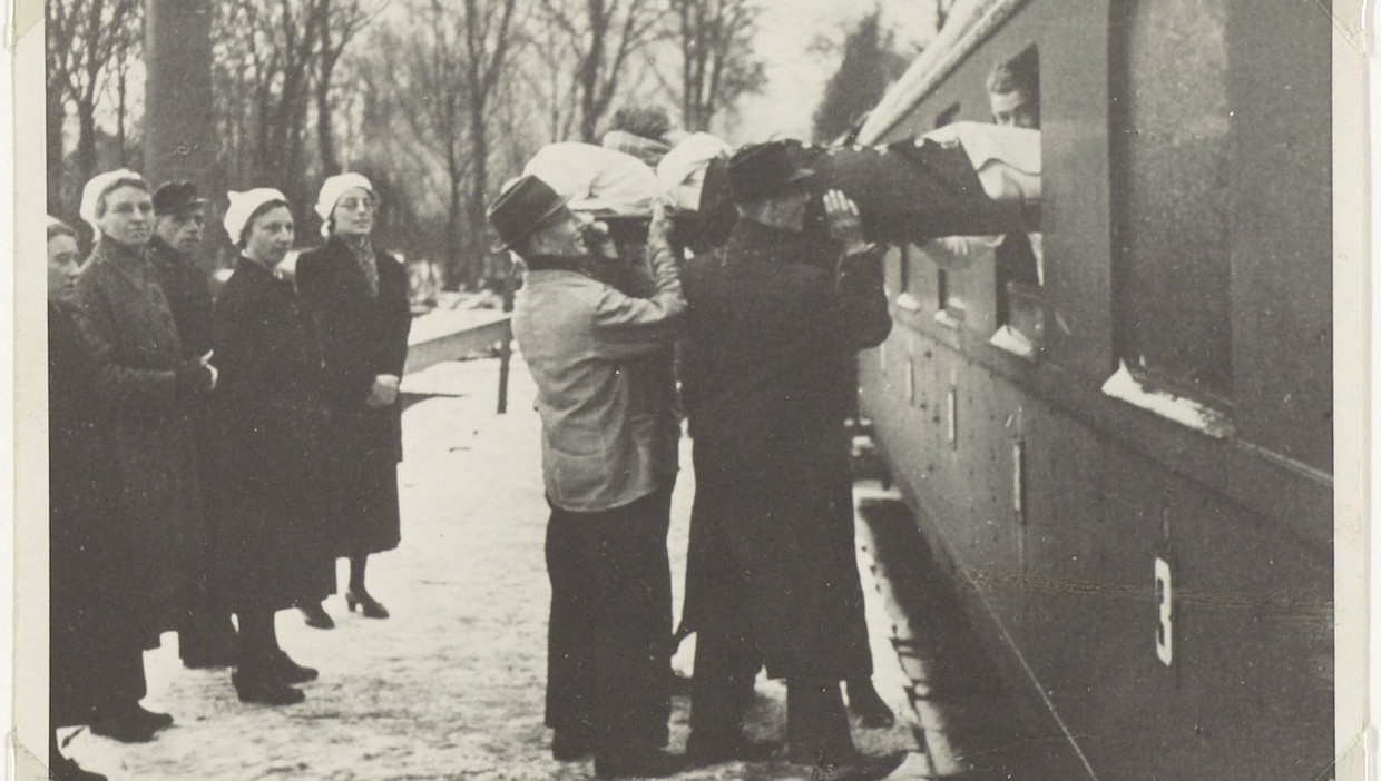 Evacuatie van de psychiatrische inrichting in Santpoort naar de Willem Antsz Hoeve in Den Dolder in januari 1943. Beeld Altrecht
