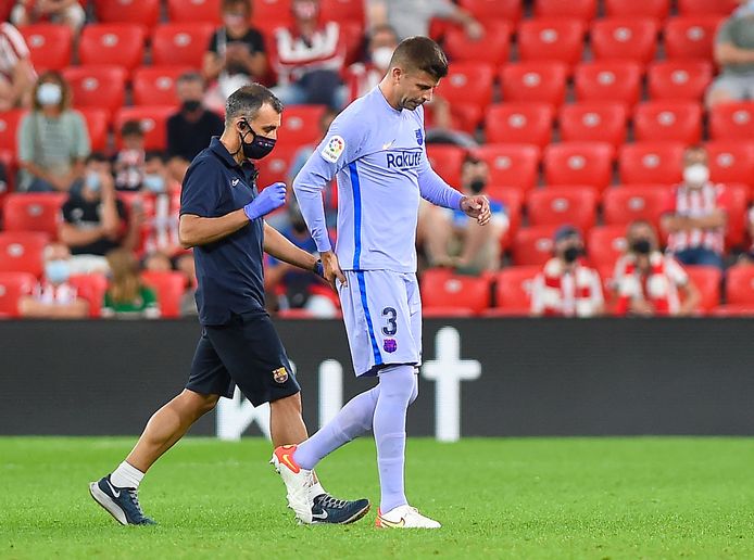 Gerard Piqué verlaat geblesseerd het veld.