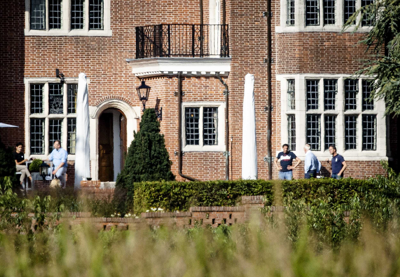 Rob Jetten (D66), Pieter Heerma (CDA), Wopke Hoekstra (CDA), informateur Johan Remkes en Mark Rutte (VVD) in de tuin van landgoed De Zwaluwenberg.