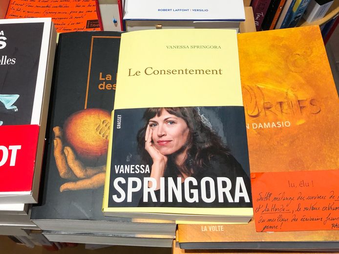 Illustration du livre autobiographique de Vanessa Springora "Le Consentement" aux éditions Grasset. 
L'autrice revient sur sa relation sous emprise, à 14 ans, avec l'écrivain Gabriel Matzneff.