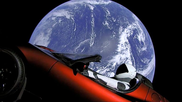 'Starman' aan boord van een rode Tesla Roadster, op weg richting Mars. Beeld AP