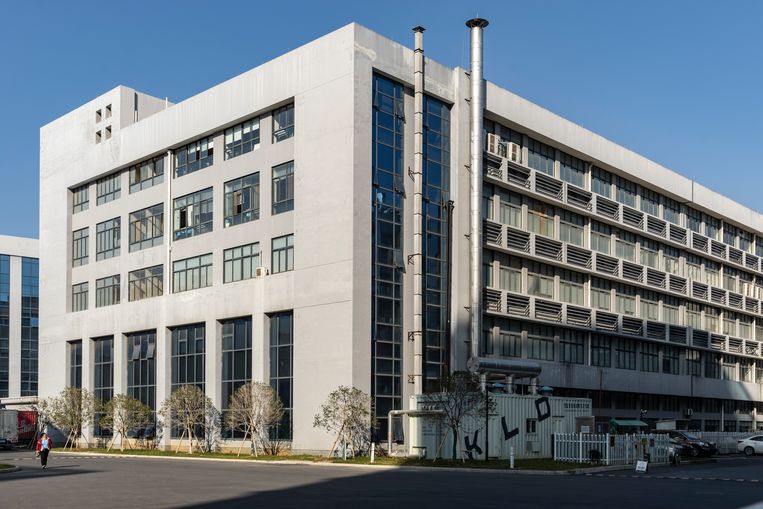 De fabriek van Acon Biotech in Hangzhou. De medewerkers van het bedrijf hebben te horen gekregen dat ze twee weken op onbetaald verlof zouden worden gestuurd in het kader van bezuinigingen. Beeld NYT