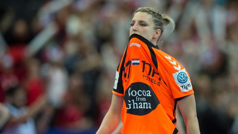 Nycke Cornelia Groot treurt na de verloren finale op het EK Handbal tegen Noorwegen. Beeld anp