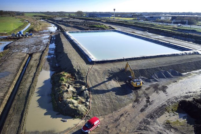 Water wordt in een groot bassin opgevangen op het vervuilde terrein in Spijk.