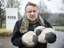 Actievoerders leggen 6500 ‘voetballen’ op stoep hoofdkantoor FIFA 