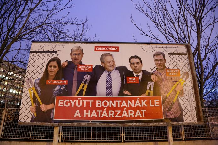 Soros op een verkiezingsposter van de Fidesz-partij van de Hongaarse president Orban. Soros staat in het midden, links en rechts van hem politieke rivalen van Orban.