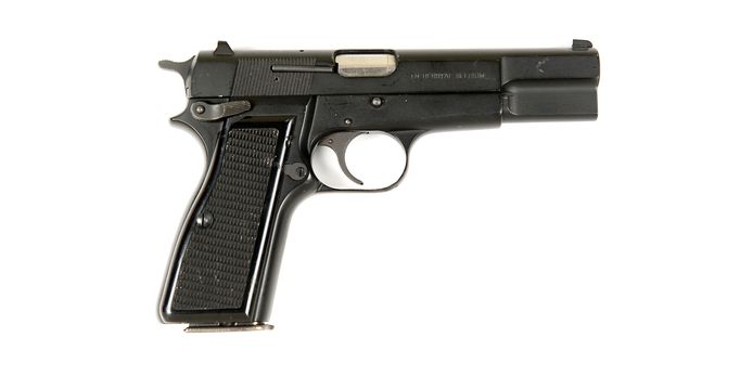 De FN, model High Power 35 die werd aangetroffen bij de verdachte.