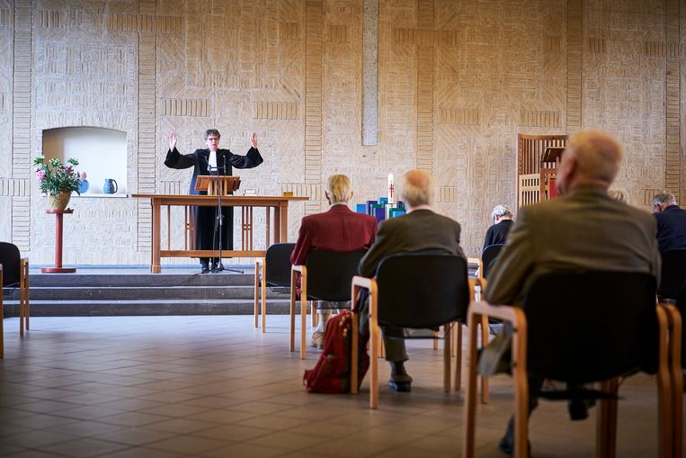 Dienst in een Remonstrantse kerk in Den Haag, toen er tijdens de coronacrisis voor het eerst weer groepjes samen mochten komen. Beeld Phil Nijhuis