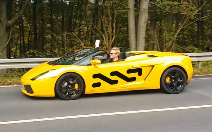 Bitcoinmiljonair Marc De Mesel achter het stuur van een Lamborghini.