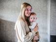 Kirsten Rys uit Oostende wacht bang af of ze binnen een maand nog opvang heeft voor haar zoontje.