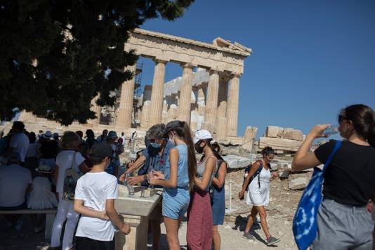 Toeristen op de Akropolis in Athene.