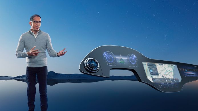 Sajjad Khan, lid van de raad van bestuur van  Mercedes-Benz en verantwoordelijk voor technologie, presenteerde het nieuwe scherm vandaag