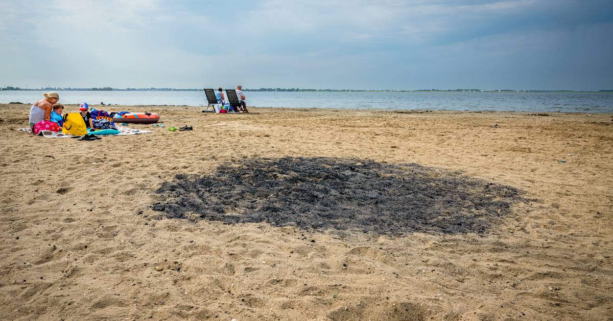 Strandgangers zonnen tussen afval en asresten: ‘Oppassen dat de kinderen niet in glas trappen’