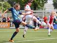 Fenna Kalma schiet de 0-2 binnen voor FC Twente.