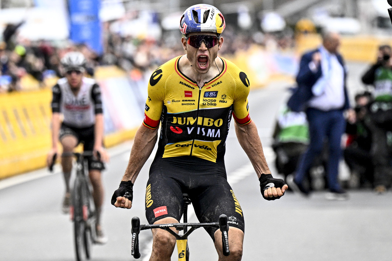 Sprint royal et première victoire de la saison Wout van Aert remporte