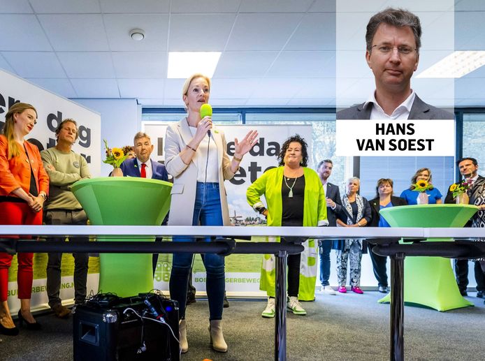 Kamerlid Lilian Helder (ex-PVV) tijdens haar presentatie als kandidaat voor de BoerBurgerBeweging (BBB). Achter haar staan Kamerleden Nicki Pouw-Verweij en Derk Jan Eppink (beiden JA21) die ook per direct overstappen.