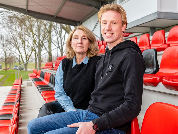 ARC-voorzitter Irma Ligtvoet en haar zoon Tjerk, die inmiddels een vaste waarde is in het eerste elftal van de club.