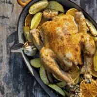Hele kip uit de oven met aardappelpartjes en knoflook-sinaasappelmayo