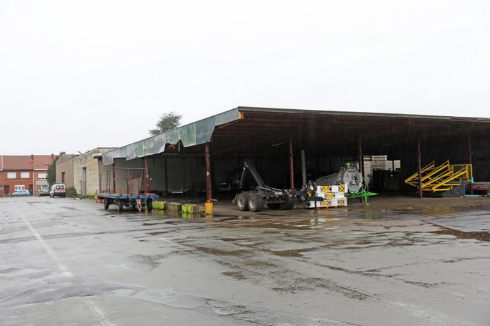 De loodsen en de luifel bieden momenteel een troosteloze aanblik. Hier wordt de nieuwe werkliedenloods van de gemeente gebouwd.