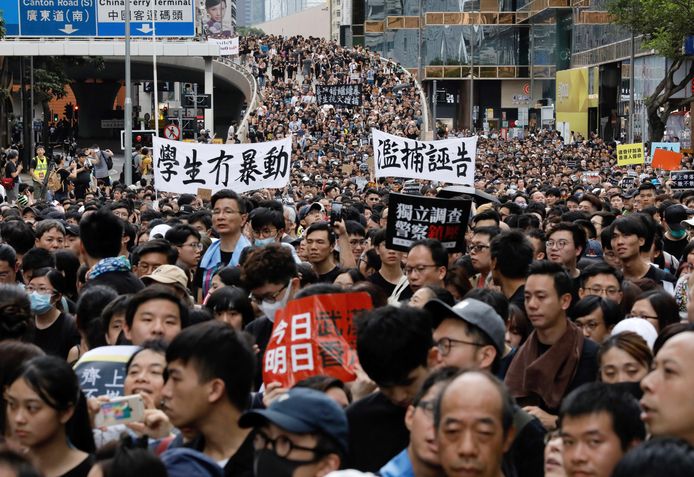 Duizenden mensen komen opnieuw op straat in Hongkong.