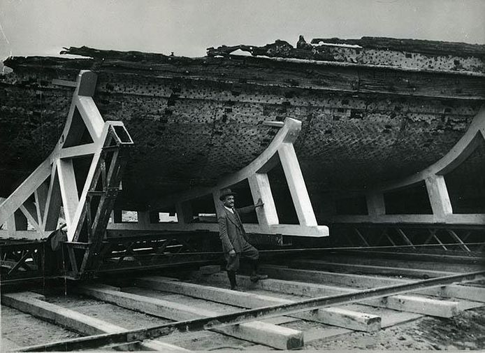 Het wrak van twee vaartuigen kon in 1930 worden bovengehaald uit het meer van Nemi in Italië.
