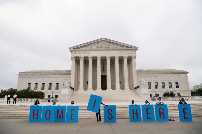 Archiefbeeld. Militanten houden borden vast met de tekst "Dit is thuis", voor het Hooggerechtshof in Washington DC. (18/06/2020)