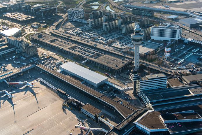 Een luchtfoto van de tijdelijke vertrekhal van luchthaven Schiphol.