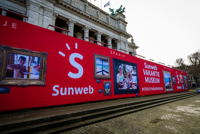 Touroperator Sunweb pakt uit met een imposante wand rondom het Antwerpse Museum voor Schone Kunsten met daarop authentieke vakantiefoto's van hun vele reizigers.