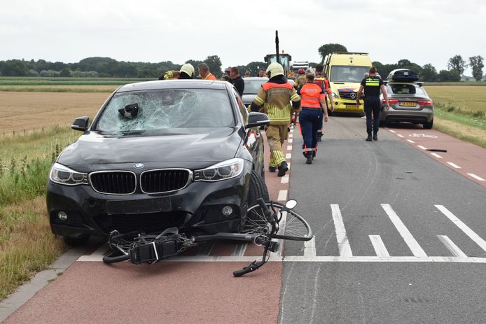 Twee fietsers zijn maandagmiddag zwaargewond geraakt bij een botsing met een auto op de Bergsche Maasdijk in Nederhemert-Zuid.