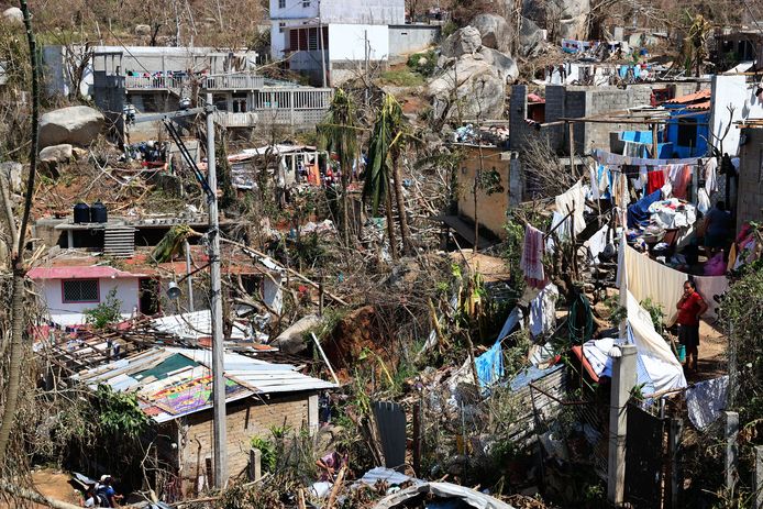 Ravage in een woonwijk te Acapulco na orkaan Otis.