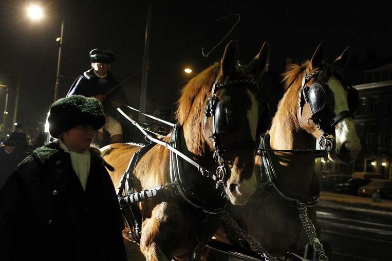 Gasten arriveren met paard en wagen bij het Concertgebouw. Beeld anp