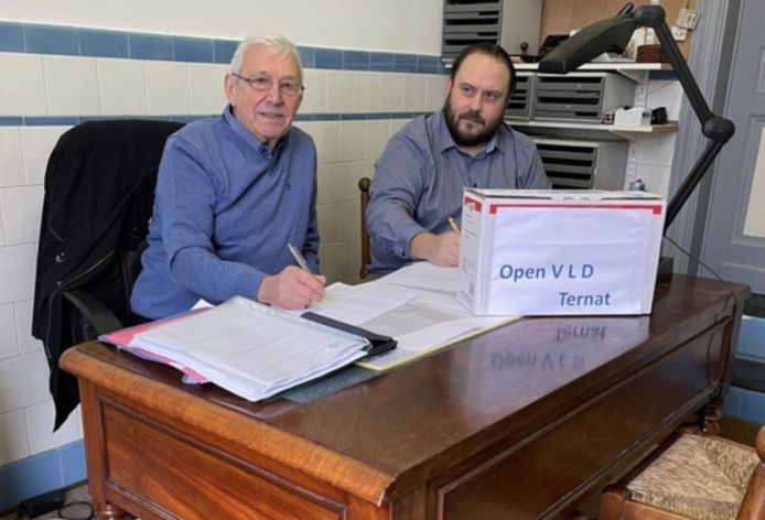 De Kartellijst van Open VLD met N-VA werd officieel goedgekeurd. Links fractievoorzitter van Open VLD + Frans Holsters en rechts voorzitter van Open VLD+ Steve Convents.