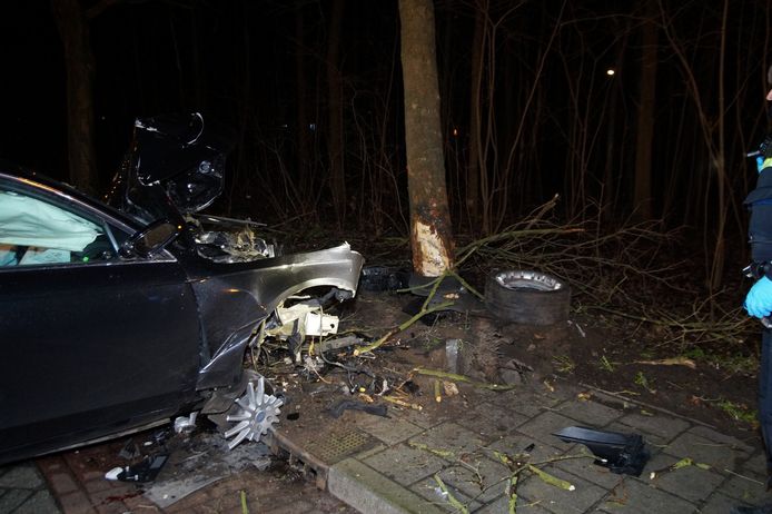 De schade aan de auto was behoorlijk. Een inzittende moest naar het ziekenhuis.