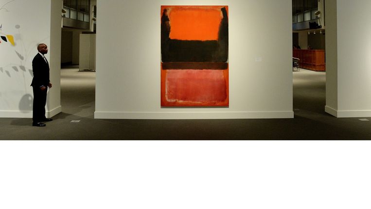 A security guard stands near the painting No. 21 (Red, Brown, Black and Orange) by US artist Mark Rothko at Sotheby's in New York. Beeld EPA