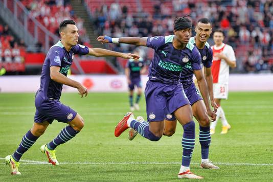 Noni Madueke scoorde twee keer tegen Ajax in de strijd om de Johan Cruijff Schaal (0-4) op 7 augustus.