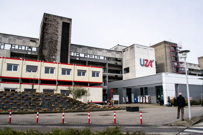 Aan de ingang van het UZA in Edegem nabij Antwerpen zijn prefab-containers geplaatst waar de tests worden afgenomen.