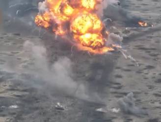 KIJK. Oekraïense troepen vernietigen volledige colonne van Russische tanks in één klap met tactische hinderlaag