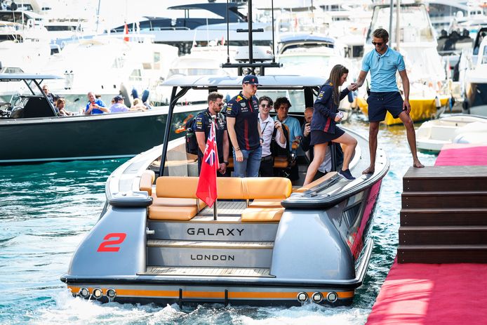 Ook Max Verstappen maakte per boot zijn intrede op het stratencircuit van Monaco.